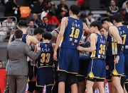 极速竞技- 篮球季后赛上演强强对话，洞庭犀牛队强势反弹江汉飞鹰队，团队配合流畅；技战术储备厚实